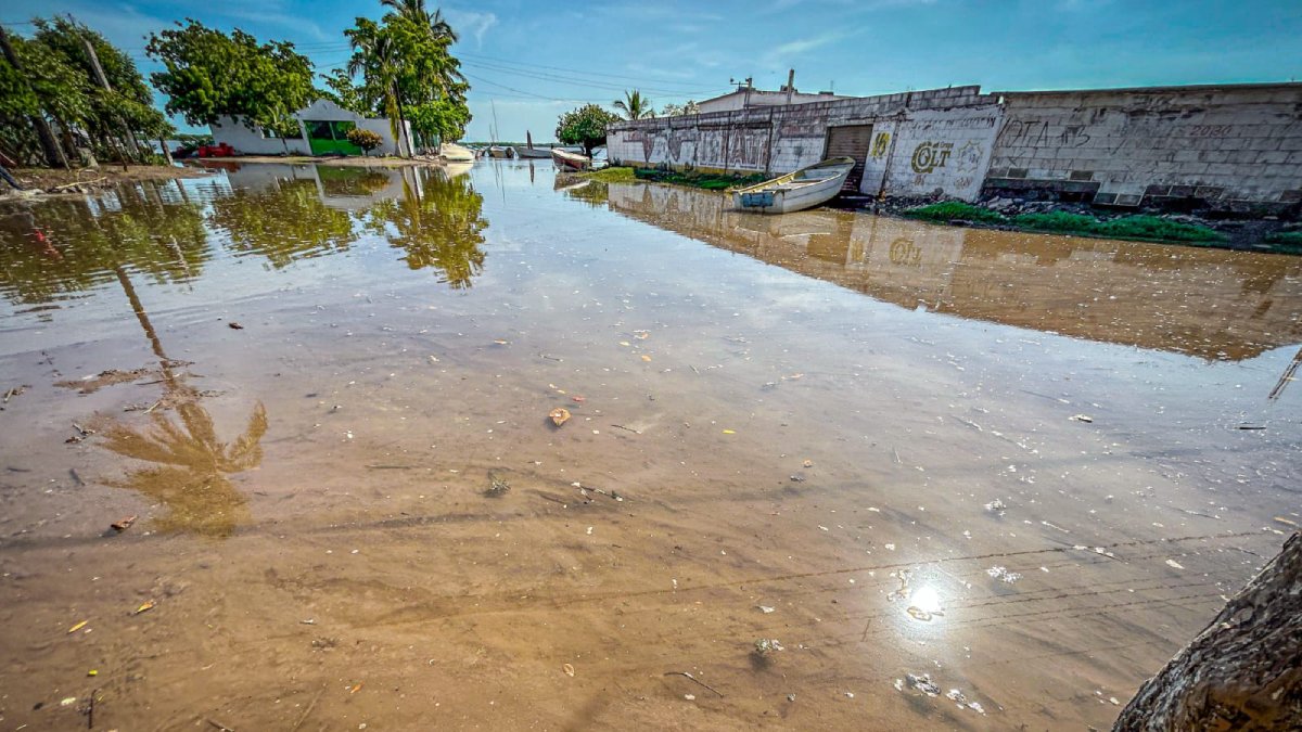 personas evacuadas tras crecida del mar en zona costera de navolato