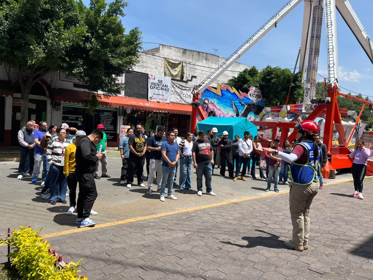 Personas realizando simulacro en Tlanepantla