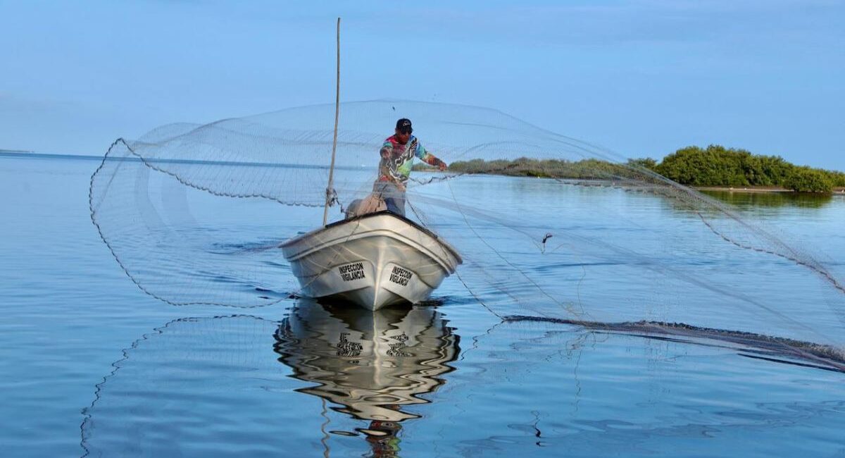 Pescadores de Las Lajitas siguen obligadamente paralizados ante marejadas grandes que ha imperado en la zona