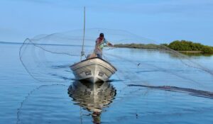Pescadores de Las Lajitas siguen obligadamente paralizados ante marejadas grandes que ha imperado en la zona