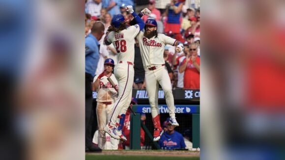 Alec Bohm manda a los Phillies al tercer juego con jonrón en la décima