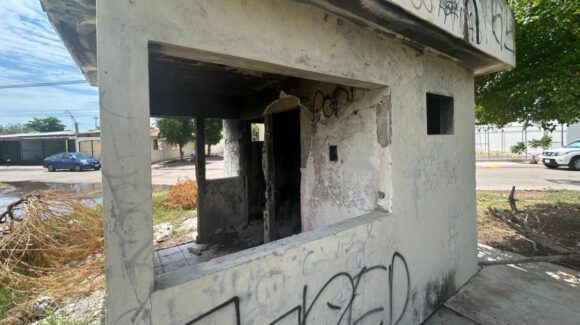 Piden vecinos de la San Rafael atender garita abandonada y falta de alumbrado en el parque en Los Mochis, Sinaloa