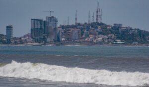 Salvavidas de Mazatlán, Sinaloa, refuerzan vigilancia en playas por efectos del huracán Polo