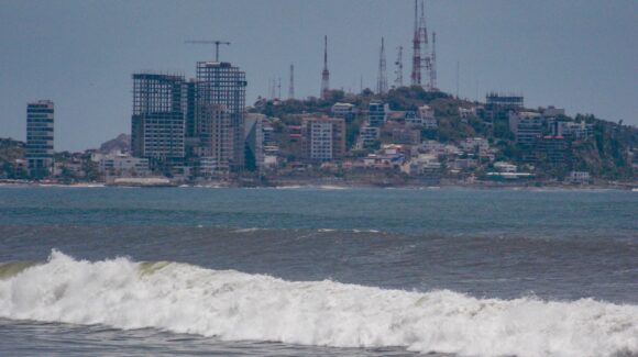 Salvavidas de Mazatlán, Sinaloa, refuerzan vigilancia en playas por efectos del huracán Polo