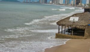Mazatlán, Sinaloa, reabre tres zonas de playa, pero mantiene restricciones por oleaje y corrientes