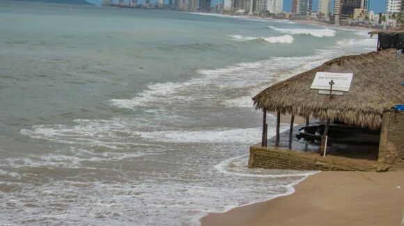Mazatlán, Sinaloa, reabre tres zonas de playa, pero mantiene restricciones por oleaje y corrientes