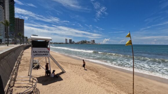 Corriente de resaca sorprende a bañista de Chihuahua en Olas Altas, Mazatlán, Sinaloa