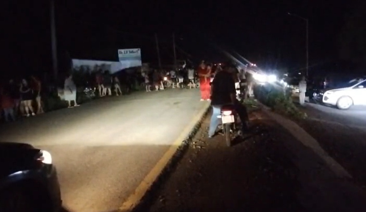 Por falta de luz cierran carretera en Villa de Ahome