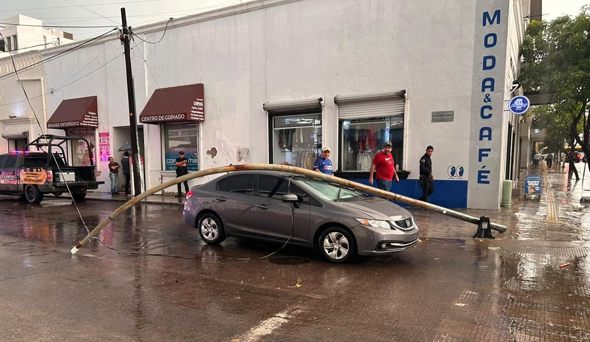 Cae poste sobre vehículo en la Obregón y Buelna, en Culiacán