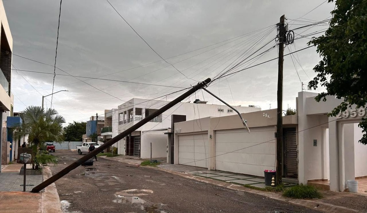 Poste caído tras fuerte lluvia en Culiacán