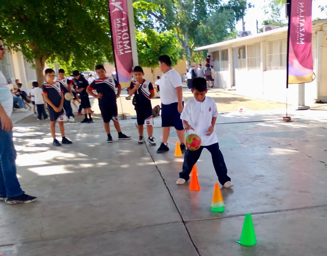 Practican el handball en escuelas de Mazatlán