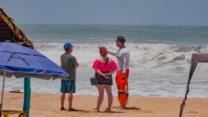 precaucion en las playas de mazatlan sinaloa