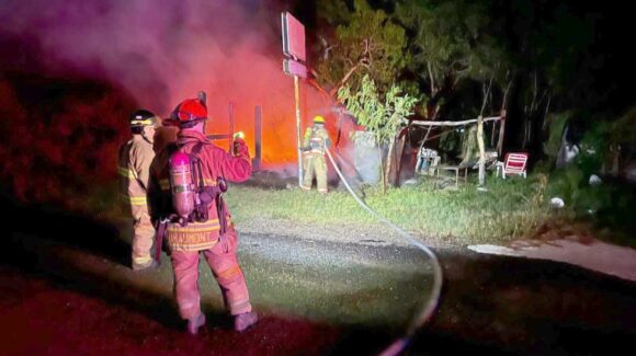 Le prenden fuego a una vivienda frente a La Urraca, al sur de Mazatlán, Sinaloa; Bomberos Veteranos sofocan el incendio