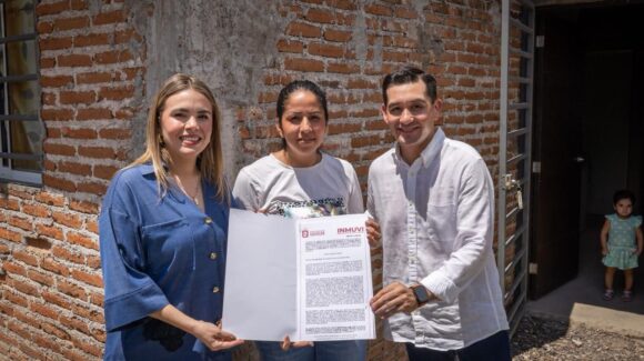 Protegen el patrimonio familiar en el sur de Culiacán, Sinaloa; Ana Miriam Ramos entrega escrituras en Valle de Encino