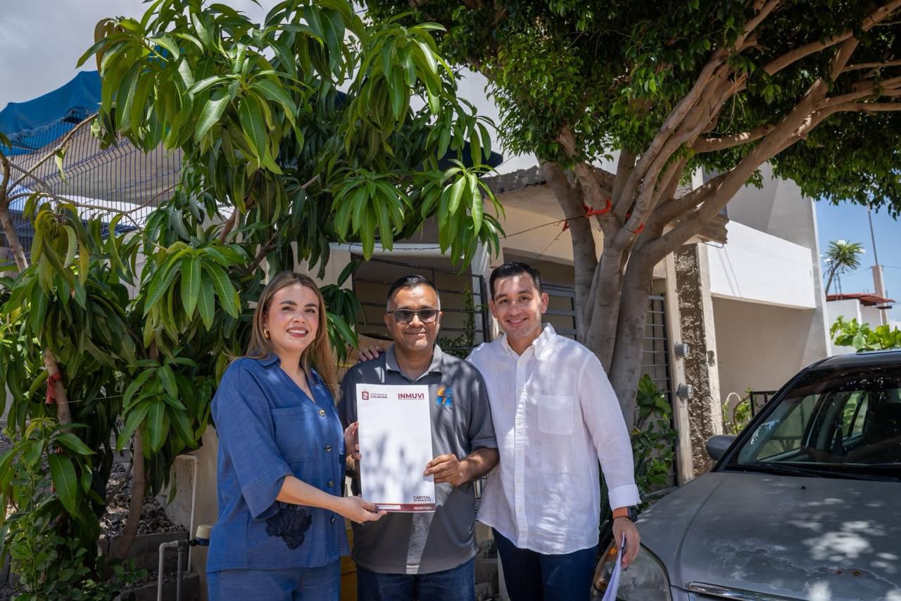 Entregan escrituras a cuatro familias en Valle de Encino, en Culiacán