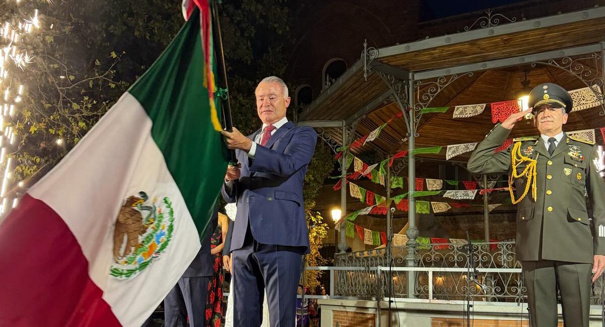 Encabeza Quirino Ordaz el Grito de Independencia en Madrid ante presencia de la comunidad mexicana