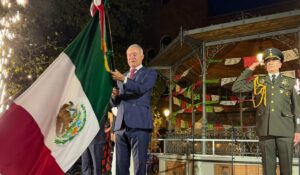 Encabeza Quirino Ordaz el Grito de Independencia en Madrid ante presencia de la comunidad mexicana