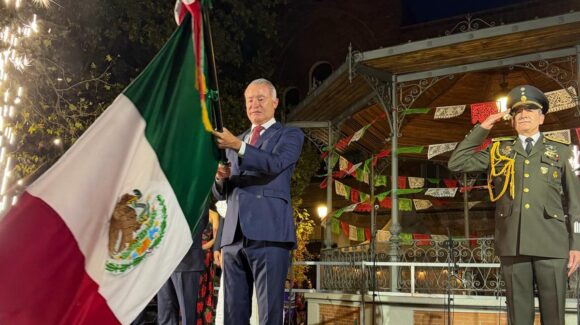 Encabeza Quirino Ordaz el Grito de Independencia en Madrid ante presencia de la comunidad mexicana