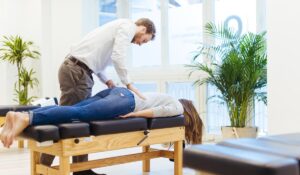 Quiropraxia: ¿Cuáles son sus beneficios y qué riesgos conviene conocer antes de recurrir a ella?
