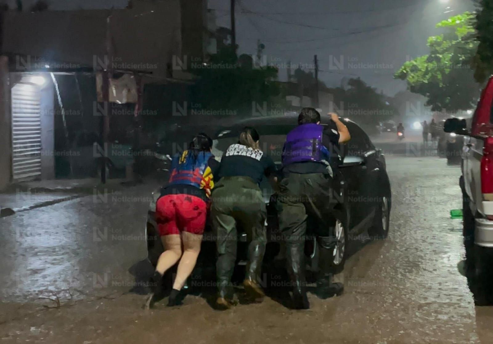 rescate de un menor de edad que estaba en el interior de un vehículo que era arrastrado por la corriente de agua en la colonia Adolfo López Mateos