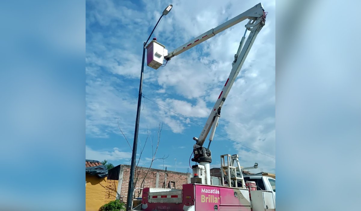 Rehabilitan luminarias en la zona rural de Mazatlán, Sin.