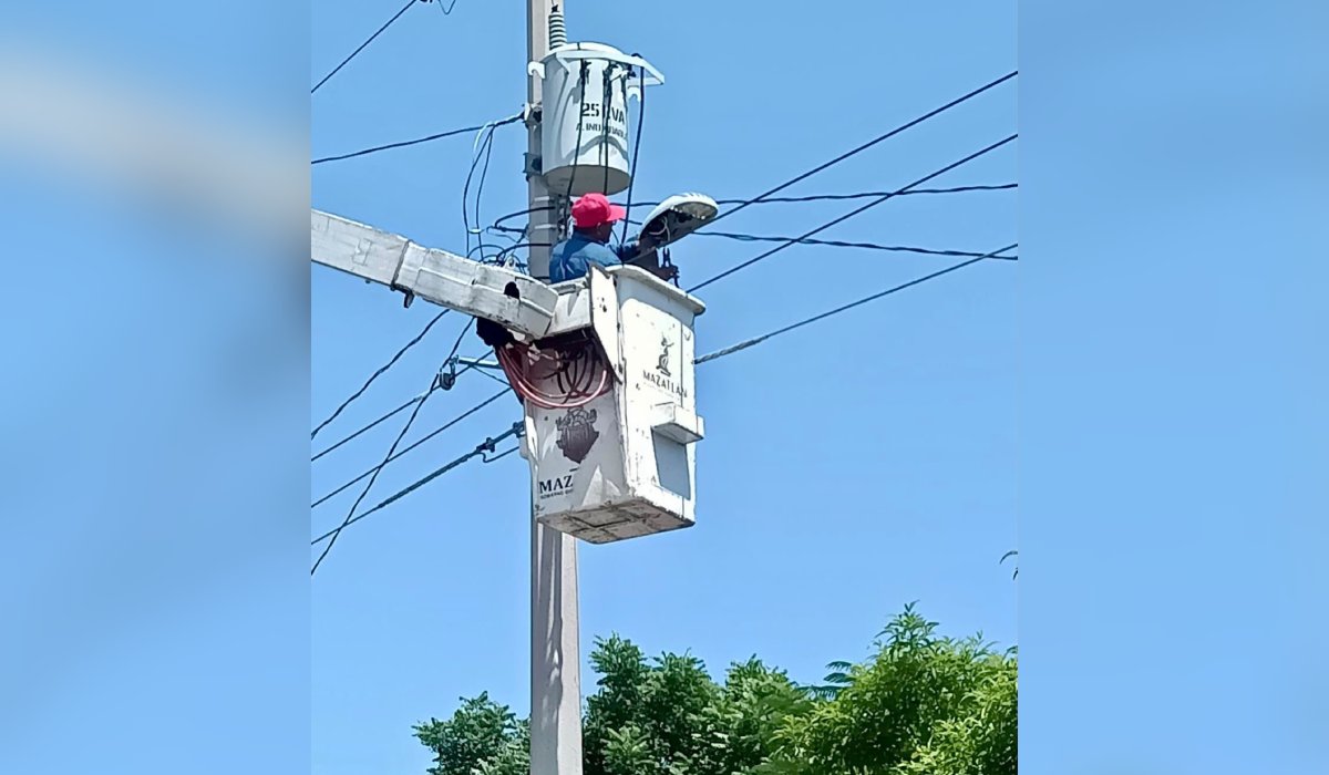 Rehabilitan luminarias en la zona rural de Mazatlán, Sin.