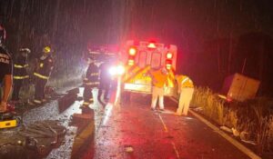 Rescatan a persona prensada tras accidente en la Mazatlán-Culiacán, cerca de El Habal