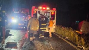 rescatan a persona prensada tras accidente en la mazatlan culiacan sin