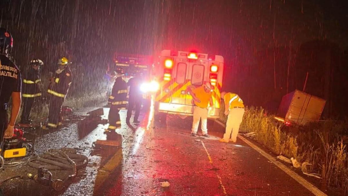 rescatan a persona prensada tras accidente en la mazatlan culiacan