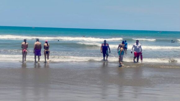 Rescatan salvavidas a cuatro bañistas atrapados por el oleaje en Mazatlán, Sinaloa