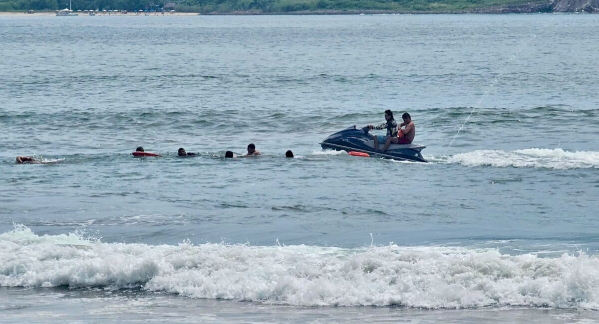 Tres rescates en una sola tarde en playas de Mazatlán, Sinaloa; salvavidas ponen a salvo a seis personas