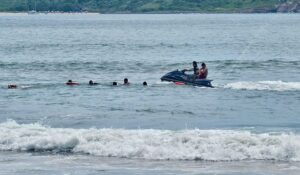 Tres rescates en una sola tarde en playas de Mazatlán, Sinaloa; salvavidas ponen a salvo a seis personas
