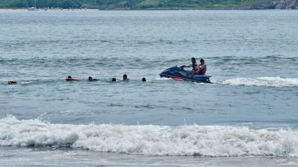 Tres rescates en una sola tarde en playas de Mazatlán, Sinaloa; salvavidas ponen a salvo a seis personas