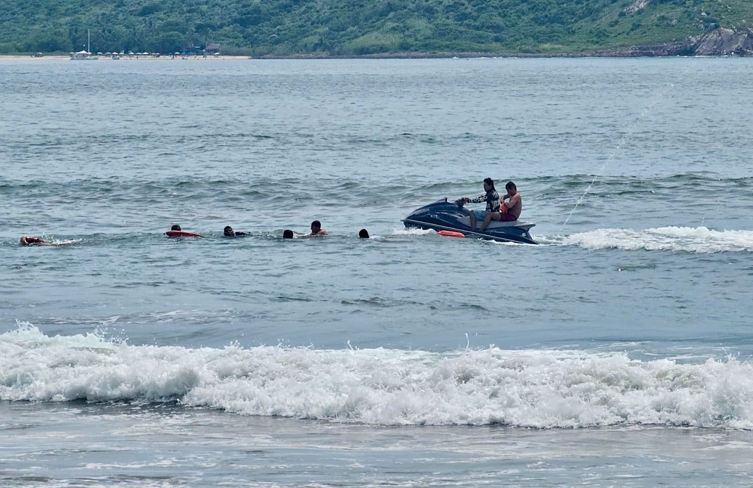Tres rescates en una sola tarde en playas de Mazatlán