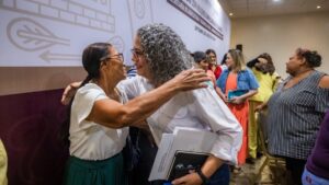 reunion de graciela dominguez y secretaria de sader columba lopez gutierrez en encuentro con mujeres trabajadoras saludo