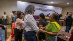 reunion de graciela dominguez y secretaria de sader columba lopez gutierrez en encuentro con mujeres trabajadoras sinaloa