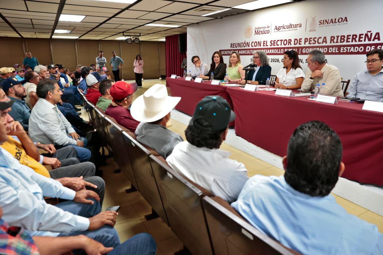 Reunión entre Columba López y Domínguez Nava con pescadores ribereños
