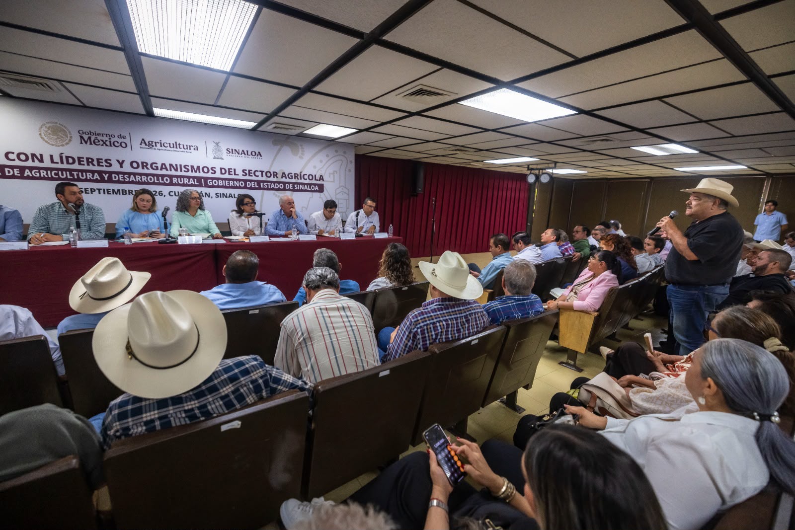 Reunión entre Columba López, titular de la Sader, y productores de Sinaloa