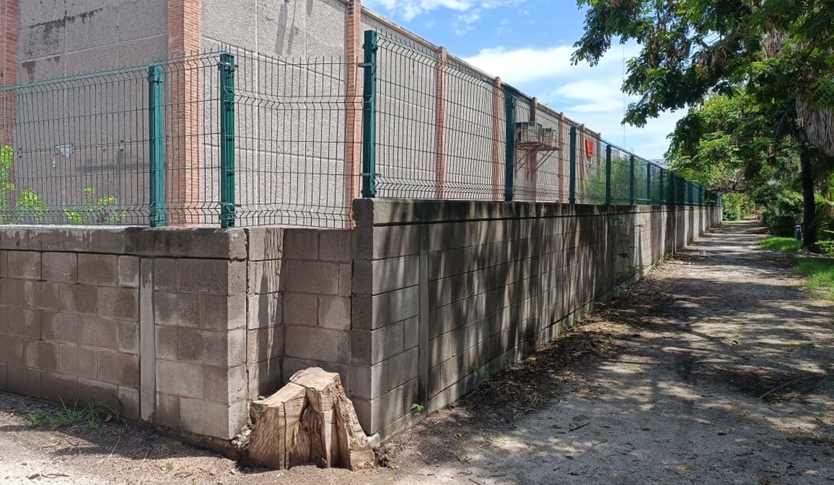 Riesgo de colapso de barda en el Parque Sinaloa de Los Mochis