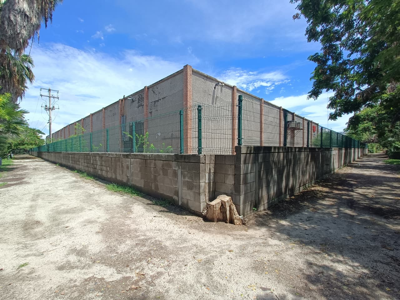 Riesgo de colapso de barda en el Parque Sinaloa de Los Mochis