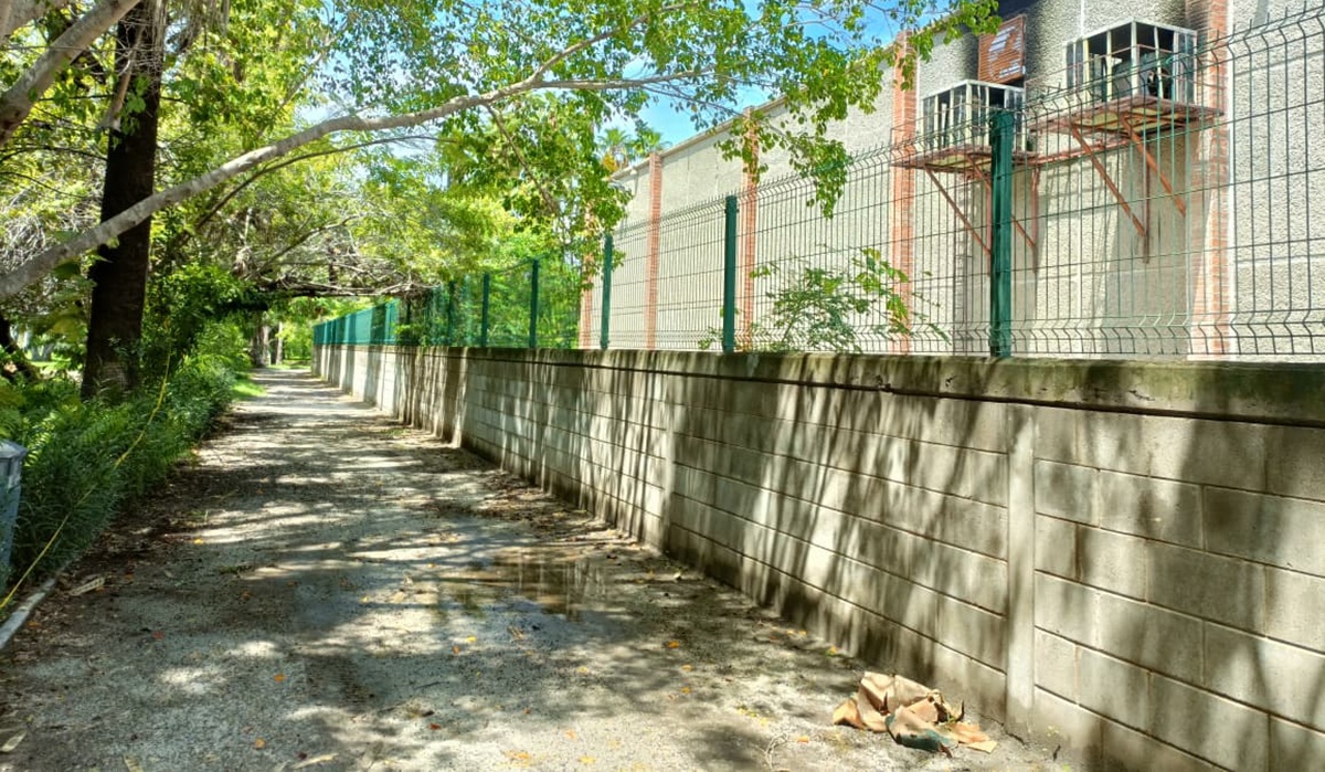 Riesgo de colapso de barda en el Parque Sinaloa de Los Mochis