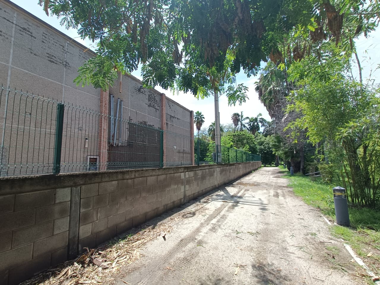 Riesgo de colapso de barda en el Parque Sinaloa de Los Mochis