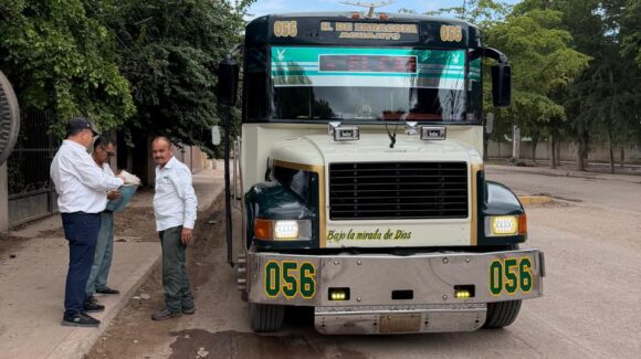 Sacan de circulación camión sin seguro en la Mochis-Topolobampo; Delegación de Vialidad sanciona a 10 urbanos