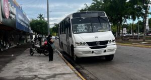 Sacan de circulación camión sin seguro en la Mochis-Topolobampo