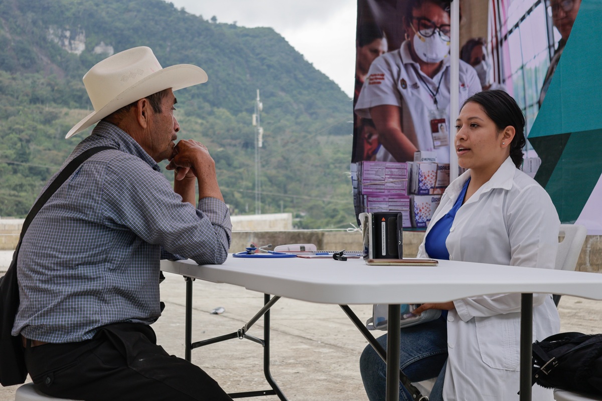 Salud Universal. Doctora atendiendo a paciente adulto mayor en zona rural