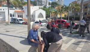 Salvavidas rescatan a bañista de 77 años en zona de riesgo de Olas Altas de Mazatlán, Sinaloa