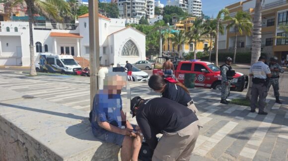 Salvavidas rescatan a bañista de 77 años en zona de riesgo de Olas Altas de Mazatlán, Sinaloa