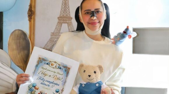 ¡Le promete un viaje a París! Sandra Cuevas festeja el cumpleaños número 5 de Daniell… su oso de peluche