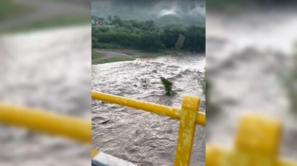 Se desborda el Río Choix, la corriente registra un volumen elevado y una fuerza considerable