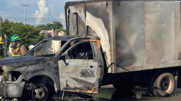 Camioneta de empresa avícola se incendia en la México 15, en Salvador Alvarado, Sinaloa